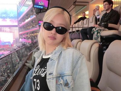 Outfit Check, Inspirasi Gaya Denim on Denim Rose BLACPINK Nonton Super Bowl