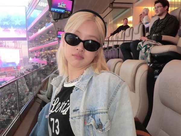 Outfit Check, Inspirasi Gaya Denim on Denim Rose BLACPINK Nonton Super Bowl