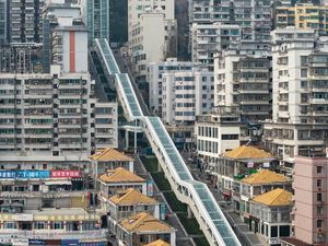 Tangga Menuju Awan, China Bikin Eskalator 905 Meter Tembus Permukiman Padat