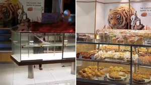 Staff Bakery BreadTalk Dikecam Gegara Bersihkan Etalase Pakai Sapu!