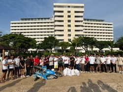 The Meru Sanur dan Bali Beach Hotel Bersihkan Sampah di Pantai Segara Ayu