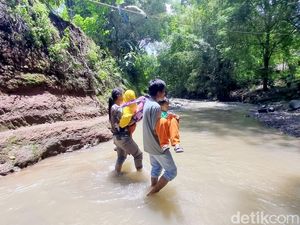 Potret Warga Ponorogo Menerjang Sungai Imbas Jembatan Rusak