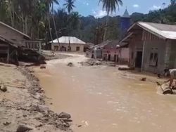 Tapteng Diguyur Hujan Deras: 2 Jembatan Hanyut Diterjang Banjir dan Longsor