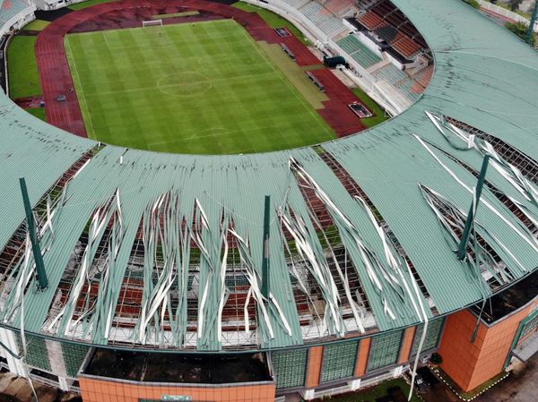 Angin Kencang Terjang Pakansari, Atap Stadion Rusak Parah