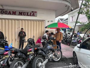 Emak-emak di Makassar Pura-pura Belanja Sebelum Bakar Toko Emas Pakai Molotov