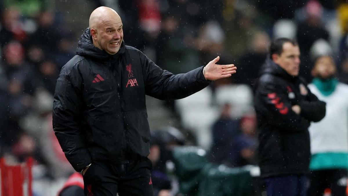 Arne Slot mulai terbiasa melihat Liverpool buang-buang peluang musim ini. (REUTERS/Scott Heppell)