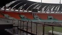 Atap Stadion Pakansari Bogor Rusak Diterjang Angin Kencang, 1 Orang Terluka