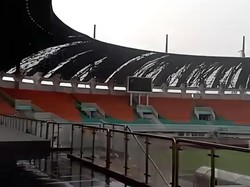 Video Detik-detik Angin Kencang Hancurkan Atap Stadion Pakansari
