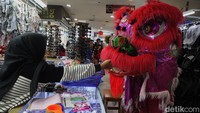 Barongsai Keliling Kios Pasar Senen, Hiburan Spesial Sambut Imlek