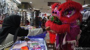 Barongsai Keliling Kios Pasar Senen, Hiburan Spesial Sambut Imlek