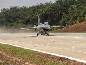 Detik-detik Jet Tempur Mendarat di Tol