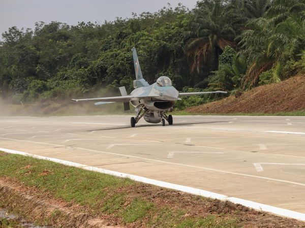 Detik-detik Jet Tempur Mendarat di Tol