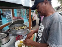 Cerita Mang Kumis Jaga Resep Siomay Warisan Sang Ayah