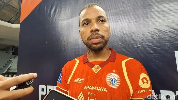 Gustavo Almeida menegaskan peluang Persija Jakarta menjuarai Super League 2025/2026 belum tertutup meski harus mengakui keunggulan Arema FC