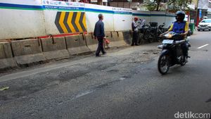 Hati-hati Melintas, Jalan Berlubang di Pintu Besar Selatan Arah Glodok