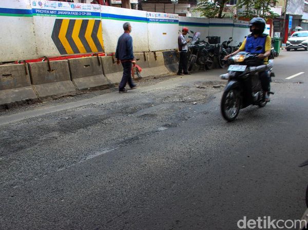Hati-hati Melintas, Jalan Berlubang di Pintu Besar Selatan Arah Glodok