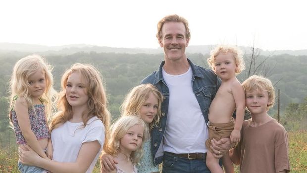Potret James Van Der Beek bersama keluarga.