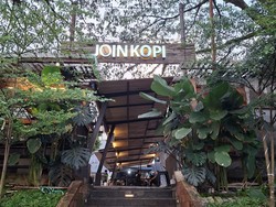 Tempat Ngopi Asyik di Depok, Sejuk di Bawah Pohon Rindang