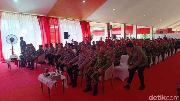 Kapolri Jenderal Listyo Sigit Prabowo menghadiri pembukaan retret Komando Kesiapsiagaan Angkatan Muda Muhammadiyah (Kokam) di Satlat Brimob, Cikeas. (Rizky AM/detikcom)