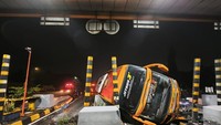 Bus Pariwisata Tabrak Pembatas Gerbang Tol: Terguling dan Bikin 16 Korban Luka