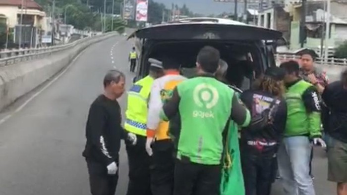 Kecelakaan terjadi di Flyover Jatingaleh, Jalan Setiabudi, Kecamatan Banyumanik. Seorang pejalan kaki tewas usai tertabrak mobil boks.