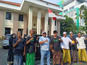 Dukungan Para Santri ke Gubernur Khofifah Saat Penuhi Panggilan Sidang