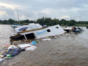 KM Dahliya F3 Tenggelam di Sungai Mahakam gegara Kelebihan Muatan