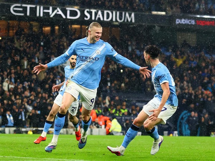 MANCHESTER, ENGLAND - FEBRUARY 11: Erling Haaland of Manchester City celebrates scoring his side's third goal with team-mate Phil Foden during the Premier League match between Manchester City and Fulham at Etihad Stadium on February 11, 2026 in Manchester, England. (Photo by Chris Brunskill/Fantasista/Getty Images)