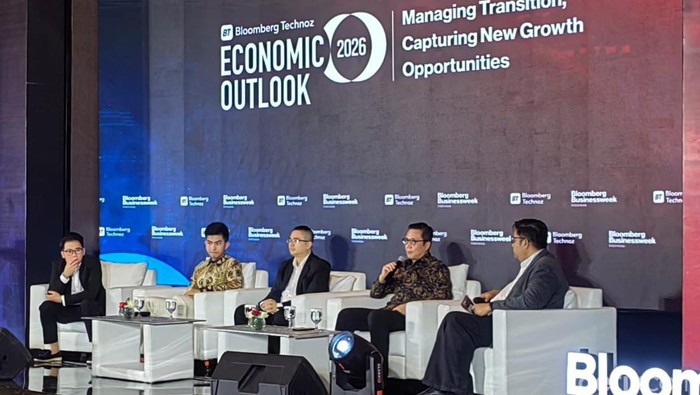 Pejabat Sementara (Pjs) Direktur Utama BEI Jeffrey Hendrik (kedua kanan).