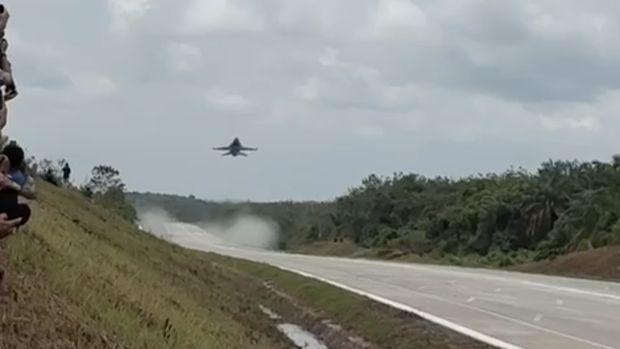 Pendaratan Pesawat Tempur F-16 di Jalan Tol. (Hutama Karya)
