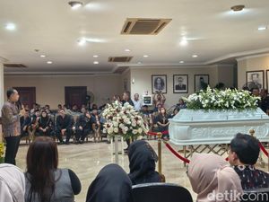 Tangis Haru Lepas Kepergian Adi Sutarwijono di Gedung DPRD Surabaya