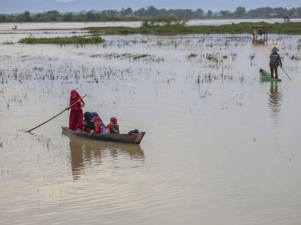 Perjuangan Siswa Naik Sampan Tembus Banjir Demi Sekolah