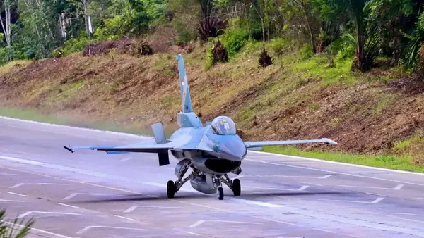 Penampakan Jet Tempur F-16 dan Super Tucano Landing di Jalan Tol