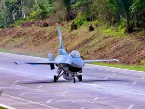 Penampakan Jet Tempur F-16 dan Super Tucano Landing di Jalan Tol