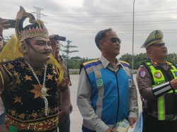PJR Polda Jatim Libatkan Gatotkaca Sosialisasi ke Sopir di Tol Nganjuk