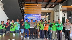Ngopi Bareng Ojol, Polantas Lamongan Sosialisasi Ops Keselamatan