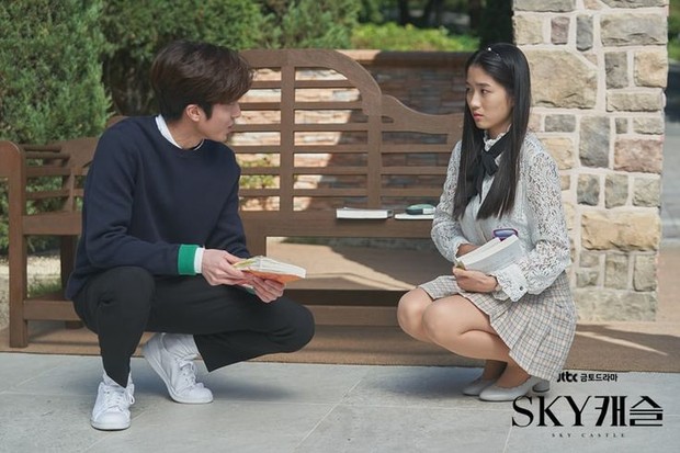 Kim Hye Yoon dan Chani terlibat jalinan hubungan yang menyentuh dalam drama 'SKY Castle'. Peran keduanya saling acuh di awal, namun perlahan mulai menaruh rasa saling peduli.