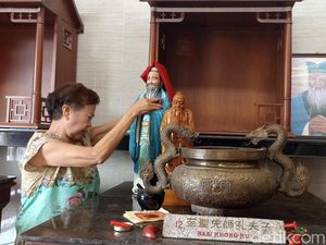 Patung Dewa di Klenteng Poo An Kiong Blitar Dimandikan Jelang Imlek