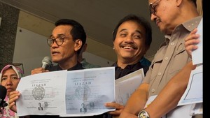 Roy Suryo cs Tunjukkan Salinan Ijazah Jokowi Terlegalisasi di Polda Metro