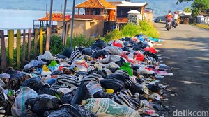 Duh! Sampah Berjejer di Jalur Wisata Pantai Cipatuguran Sukabumi