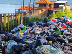 Duh! Sampah Berjejer di Jalur Wisata Pantai Cipatuguran Sukabumi