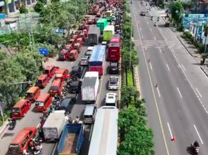 Sopir Angkot Demo Tutup Jalan, Lalin di Bekasi Macet Parah