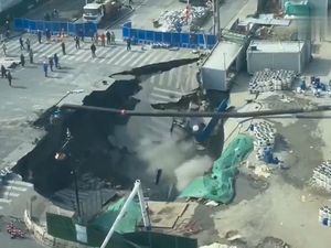 Video: Detik-detik Munculnya Sinkhole di Shanghai