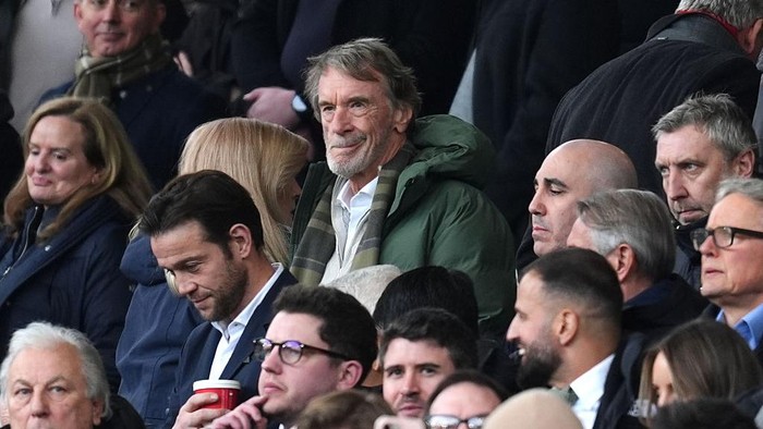Sir Jim Ratcliffe (berjaket hijau) saat menonton MU melawan Manchester City pada Januari lalu. (Photo by Martin Rickett/PA Images via Getty Images)