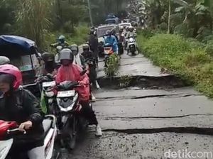 Jalan Menuju Guci Tegal di Tanjakan Clirit Ambles Imbas Tanah Bergerak