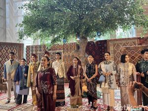 Tobatenun Gaet Itang Yunasz, Ubah Tenun Batak Jadi Raya Modest Wear Mewah