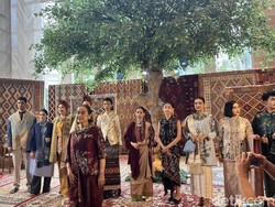 Tobatenun Gaet Itang Yunasz, Ubah Tenun Batak Jadi Raya Modest Wear Mewah