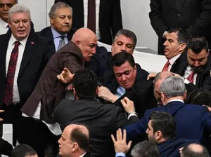 Ricuh! Anggota Parlemen Turki Adu Jotos Gegara Menteri Baru Erdogan