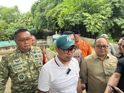 Karbon Aktif Disebar ke Sungai Jeletreng Tangsel Atasi Pencemaran Pestisida