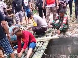 Warga Pamekasan Bangun Sendiri Jembatan dari Bambu, di Mana Pemerintah?